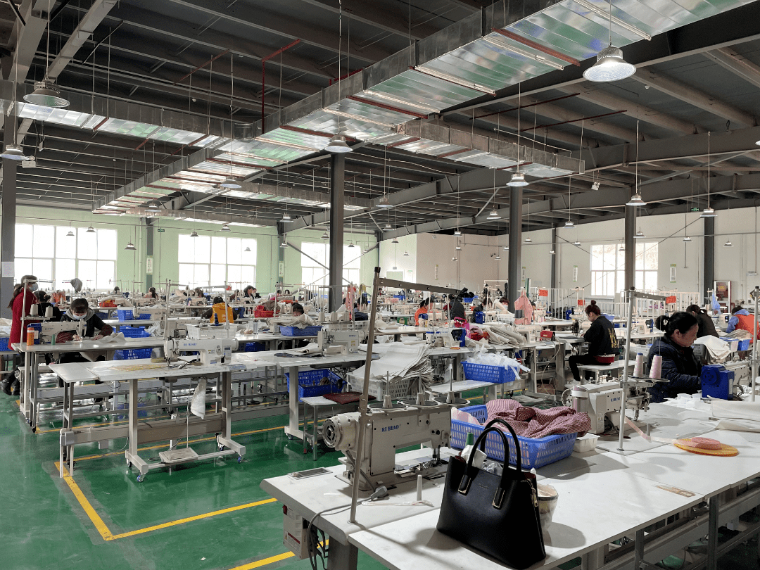 也是銅川首家外貿(mào)型標準化社區(qū)工廠,信達寶利箱包項目于20